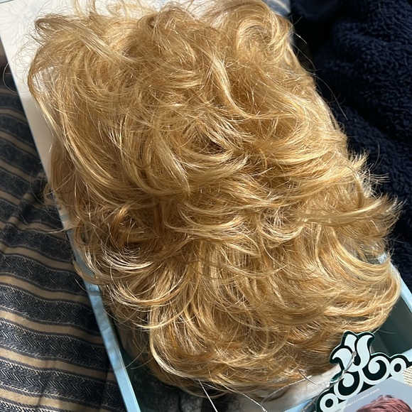 Escara by Bobbi Boss wig, luxury wig - Picture 2 of 3